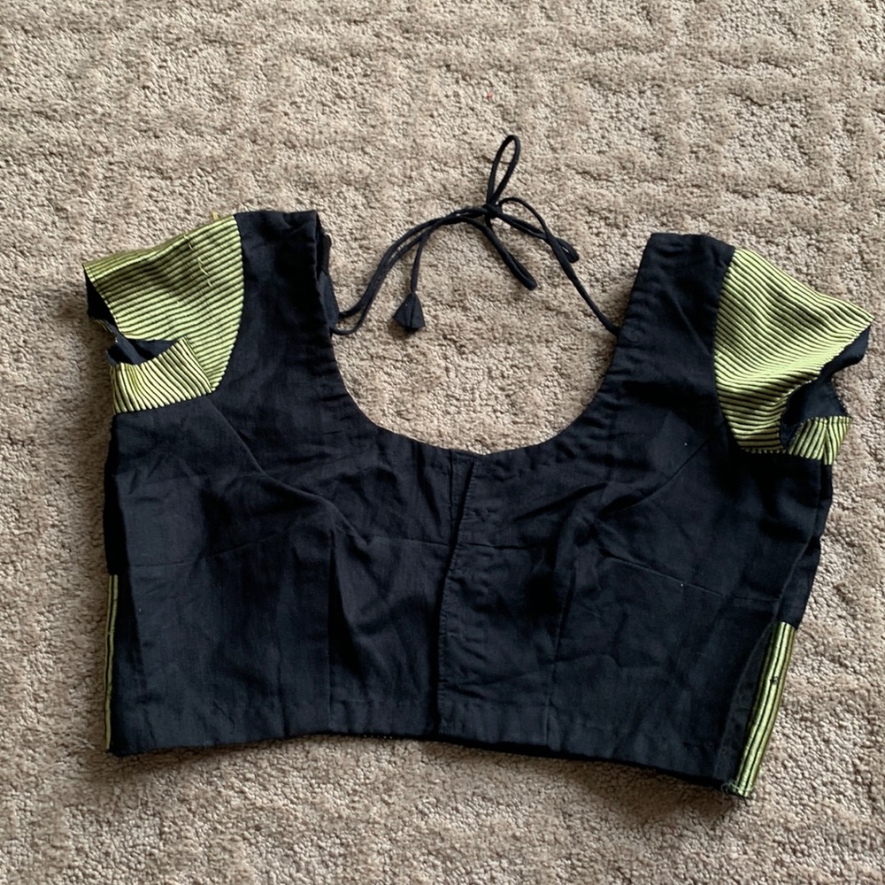 🌸Women’s Black with golden colors top 🌸